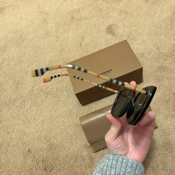 Burberry Carroll 54mm Black Square Sunglasses Burberry | Accessories | Burberry Carroll 54mm Black Square  main image 4